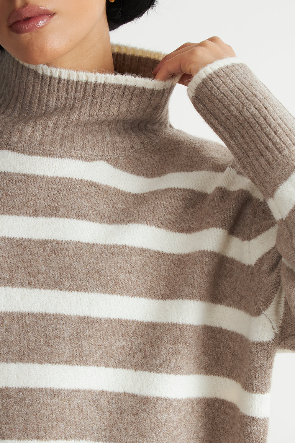 Sweater Cuello Alto Rayas Horizontales Khaki