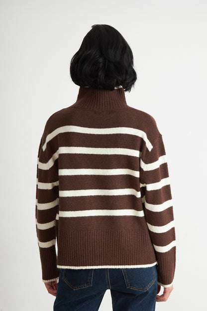 Sweater Cuello Alto Rayas Horizontales Mocca