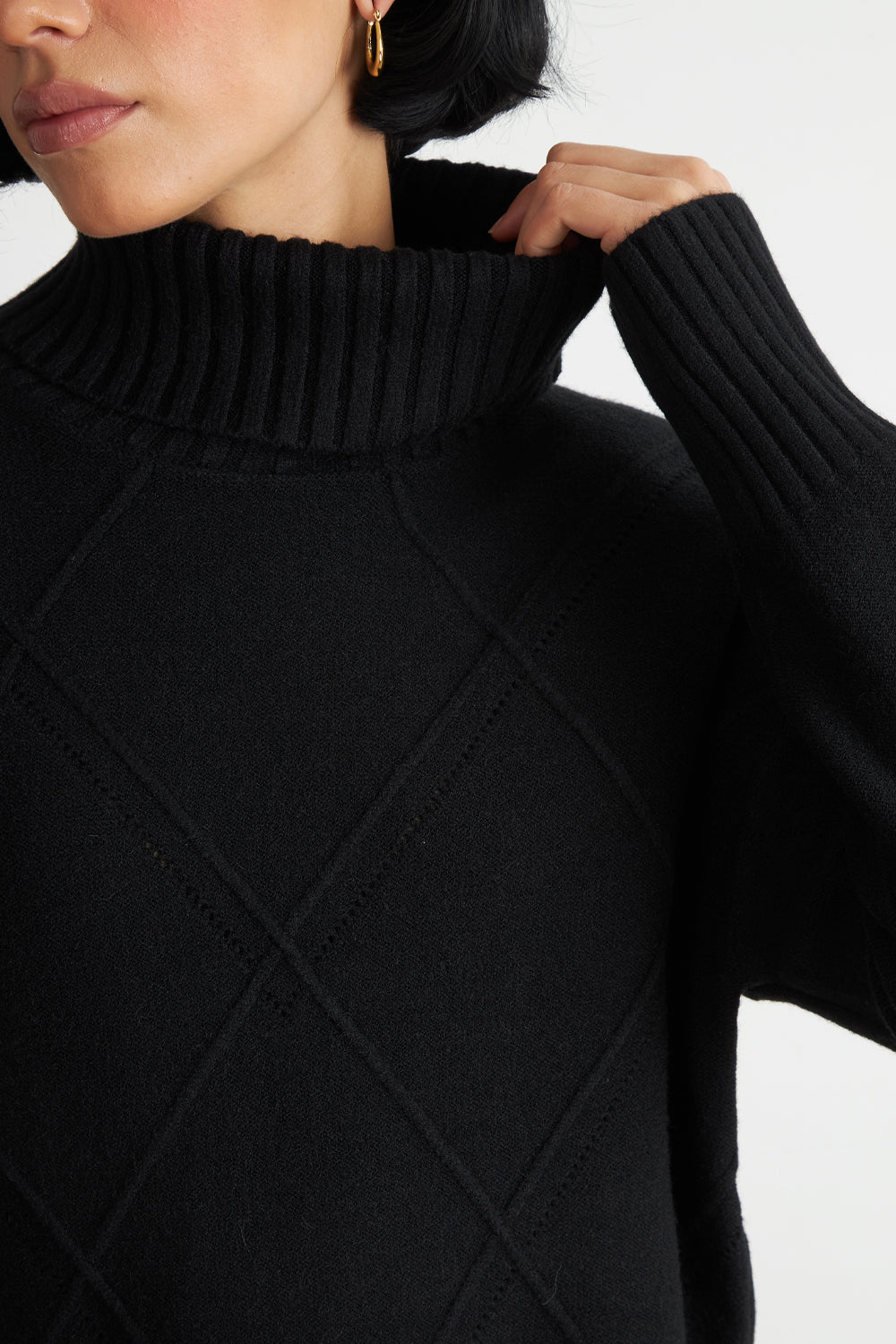 Sweater Cuello Alto Rombos Negro