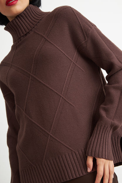Sweater Cuello Alto Rombos Café