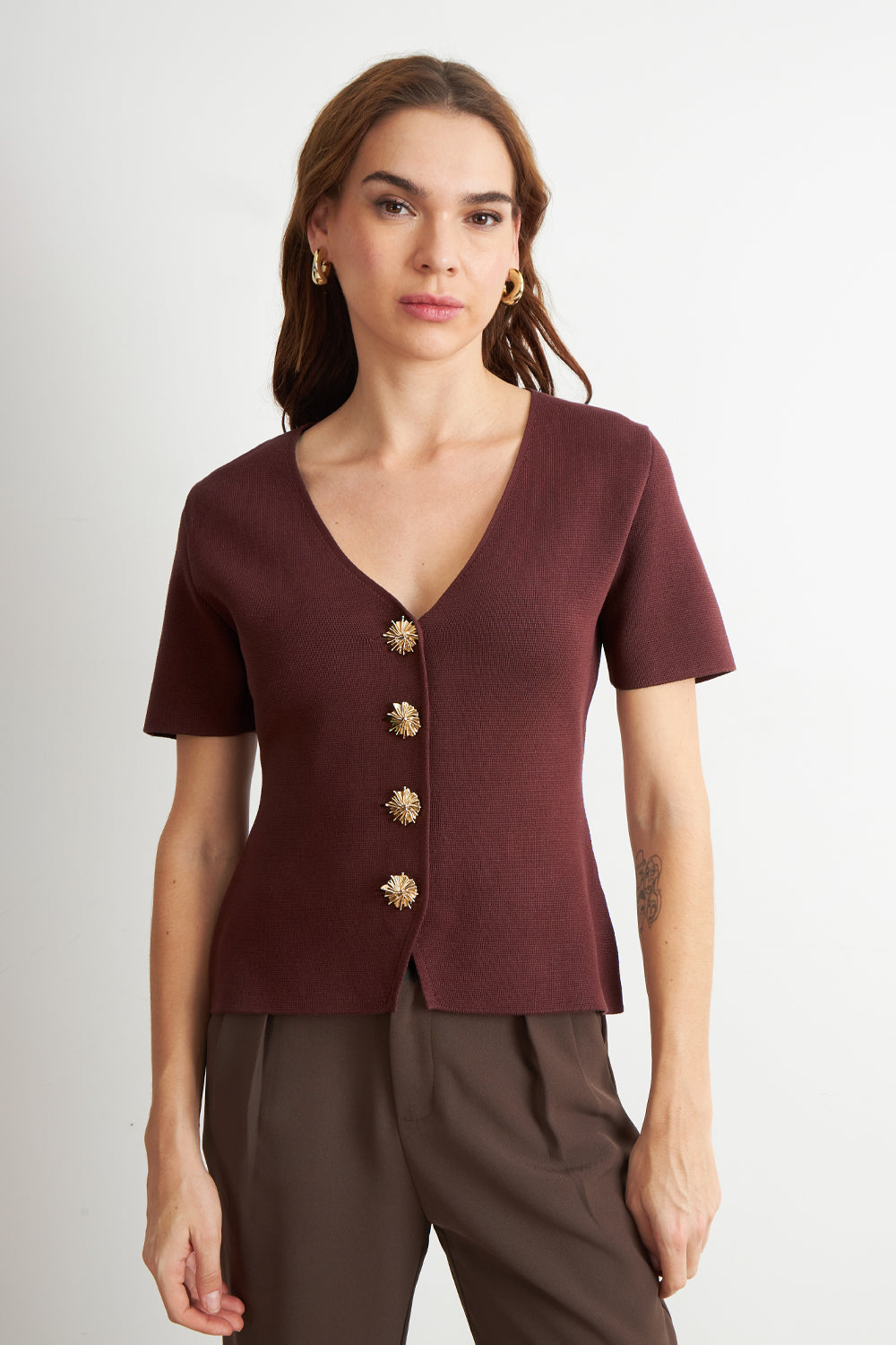 Polera Hilo Cuello V Botones Café