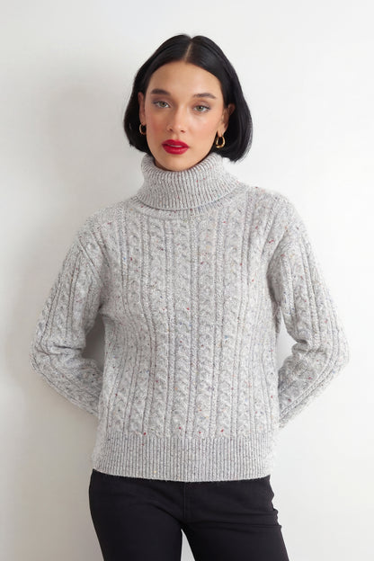 Sweater Trenzado Cuello Alto Gris