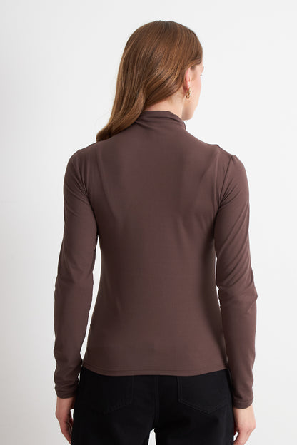 Polera Manga Larga Cuello Alto Café