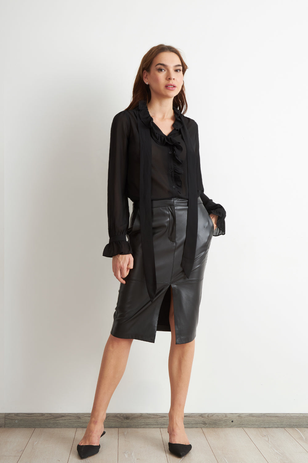 Blusa Corbatín y Vuelos Negro