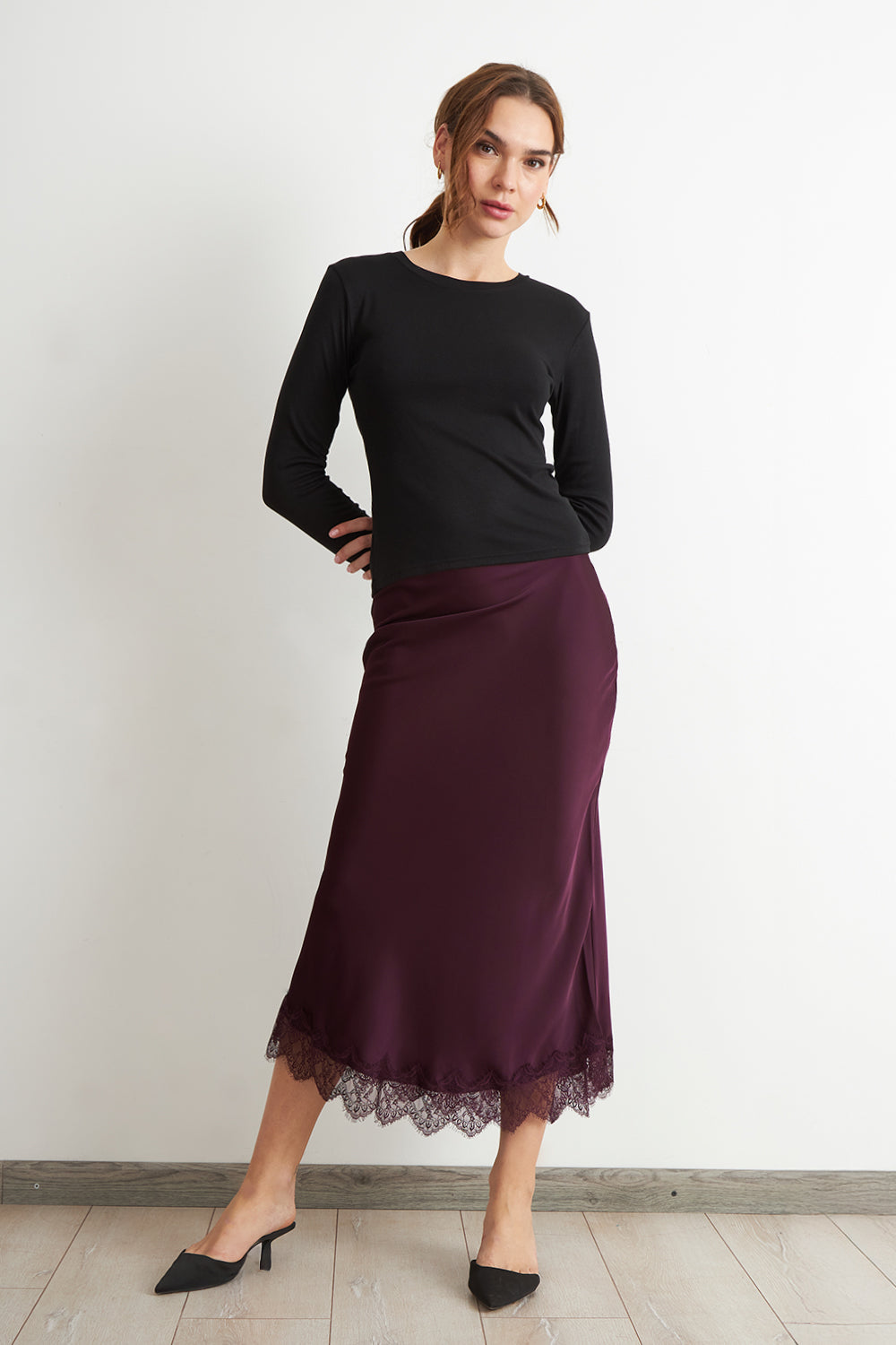 Falda Satín Encaje en Ruedo Burdeo