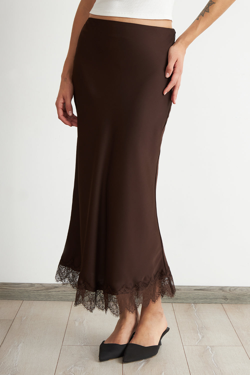 Falda Satín Encaje en Ruedo Café