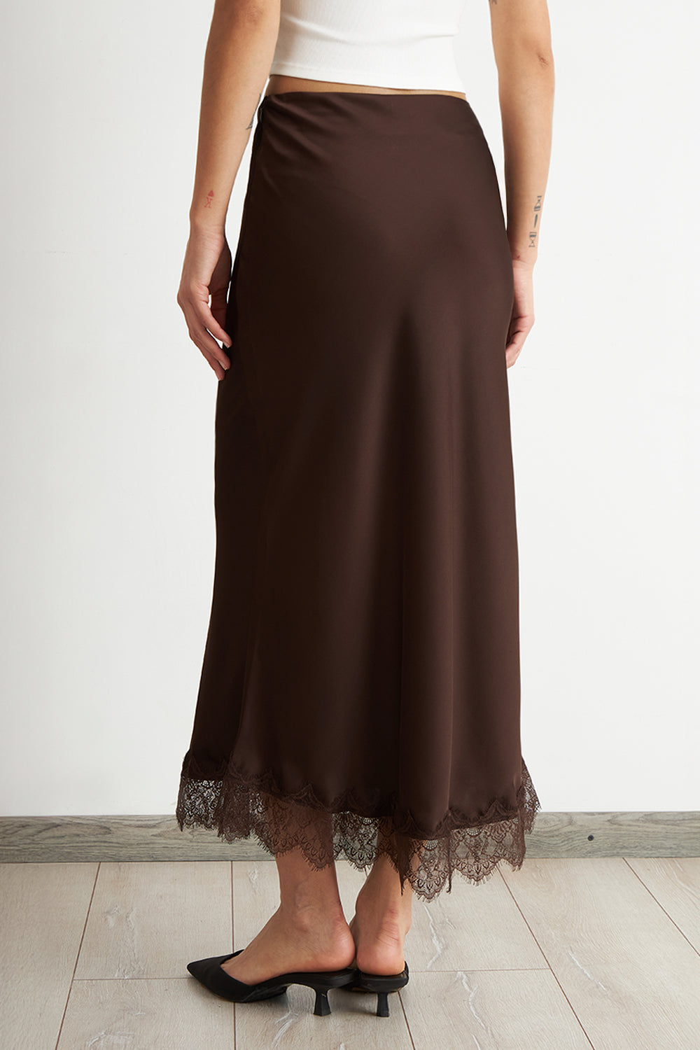 Falda Satín Encaje en Ruedo Café