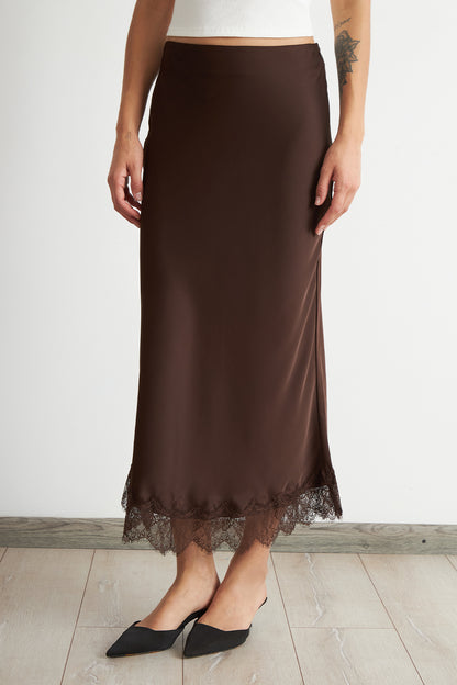 Falda Satín Encaje en Ruedo Café