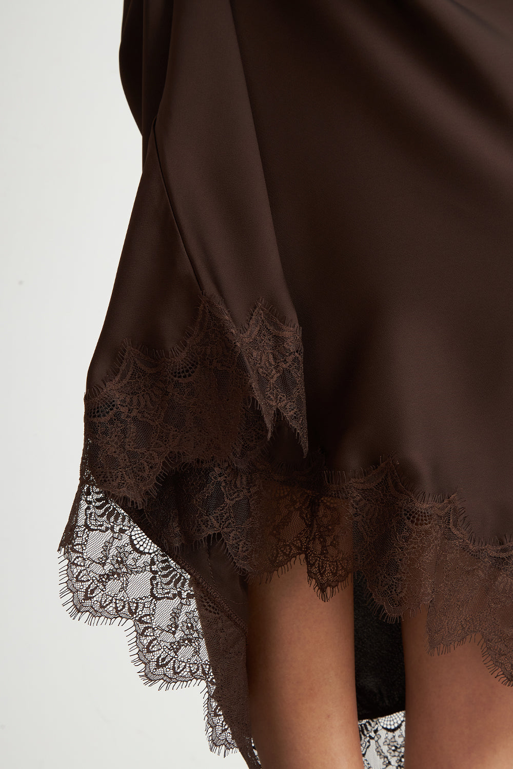 Falda Satín Encaje en Ruedo Café