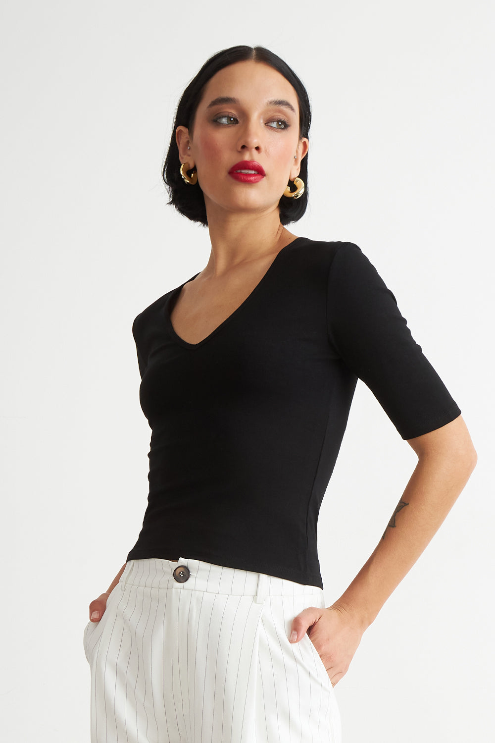 Polera Manga Corta Cuello Tipo U Negro