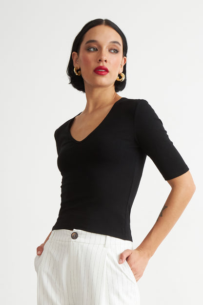 Polera Manga Corta Cuello Tipo U Negro
