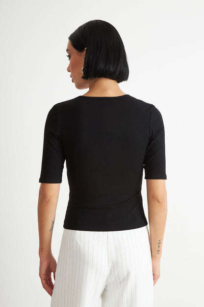 Polera Manga Corta Cuello Tipo U Negro