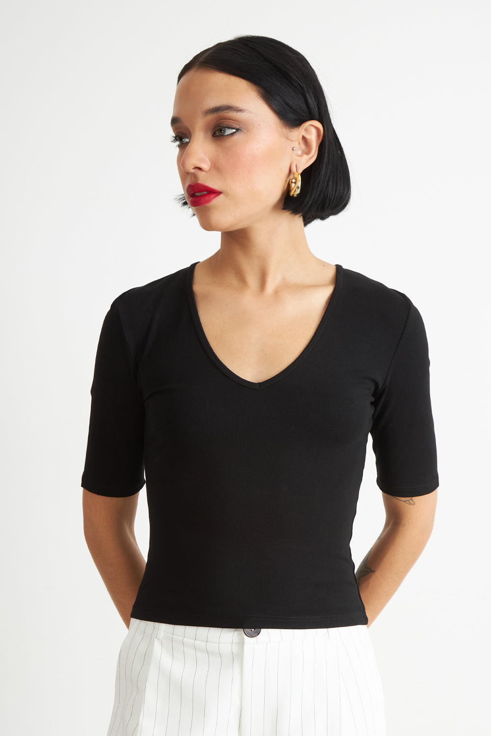 Polera Manga Corta Cuello Tipo U Negro