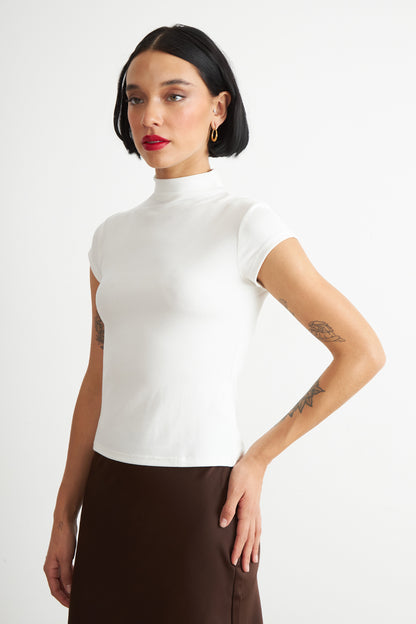 Polera Manga Corta Cuello Alto Blanco