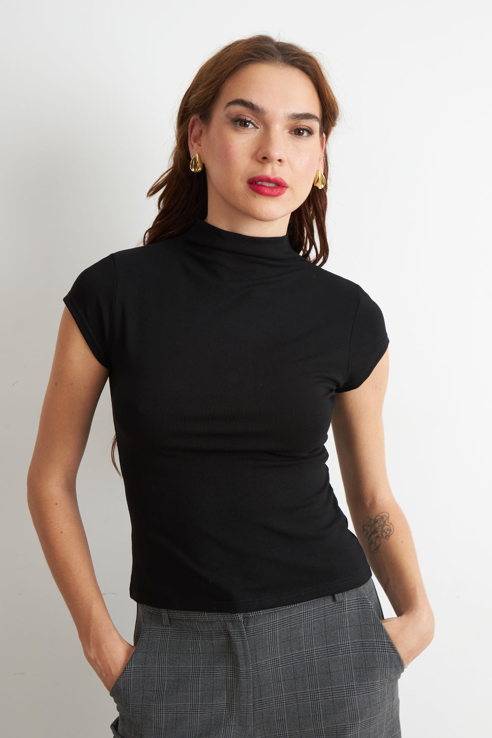 Polera Manga Corta Cuello Alto Negro