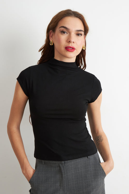 Polera Manga Corta Cuello Alto Negro