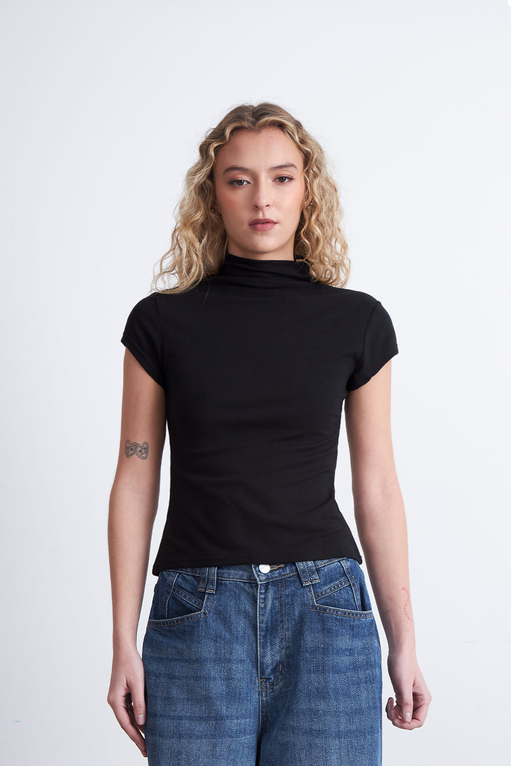 Polera Manga Corta Cuello Alto Negro