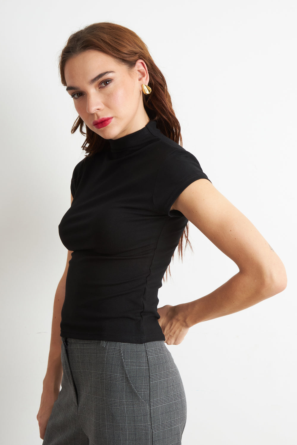 Polera Manga Corta Cuello Alto Negro