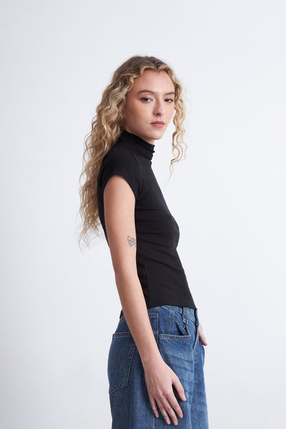 Polera Manga Corta Cuello Alto Negro