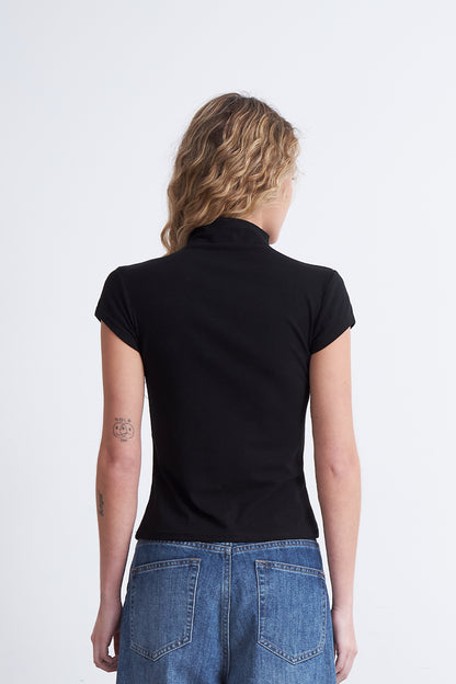 Polera Manga Corta Cuello Alto Negro