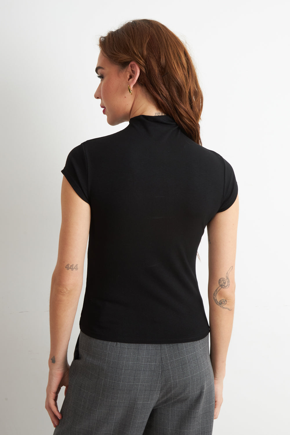 Polera Manga Corta Cuello Alto Negro