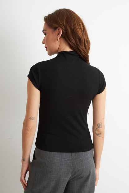 Polera Manga Corta Cuello Alto Negro