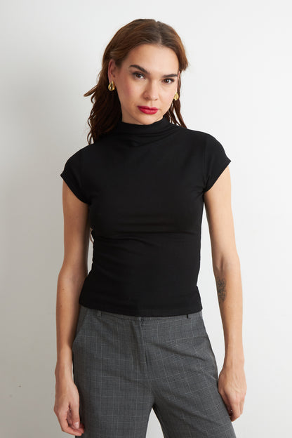 Polera Manga Corta Cuello Alto Negro