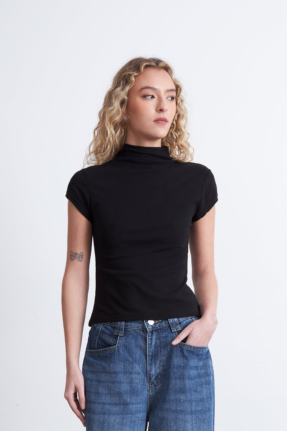 Polera Manga Corta Cuello Alto Negro