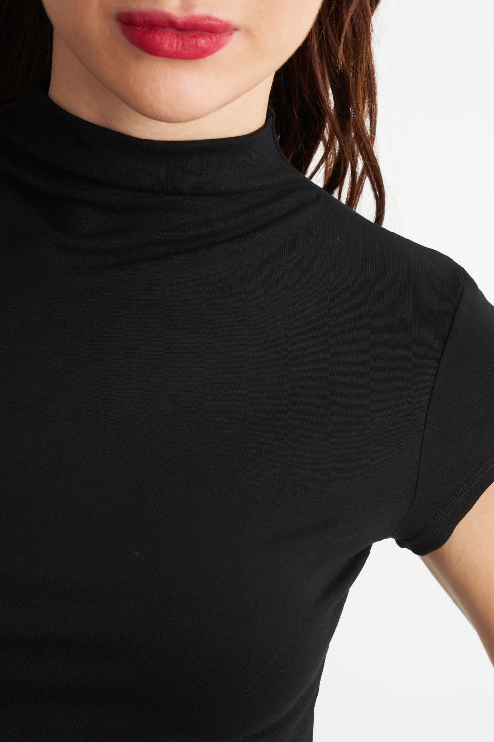 Polera Manga Corta Cuello Alto Negro