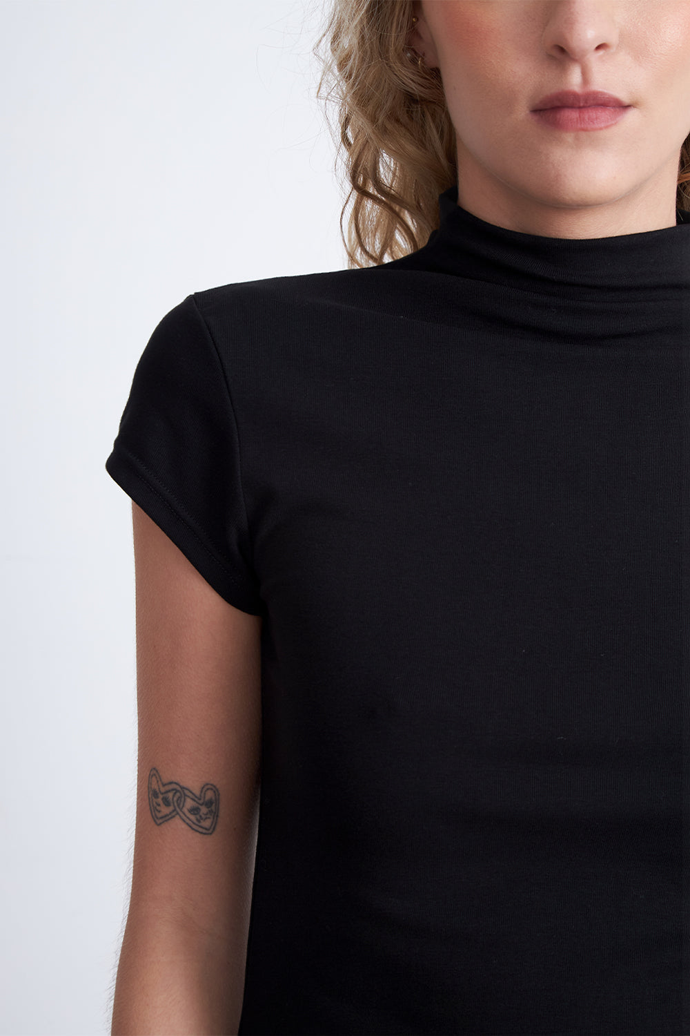 Polera Manga Corta Cuello Alto Negro