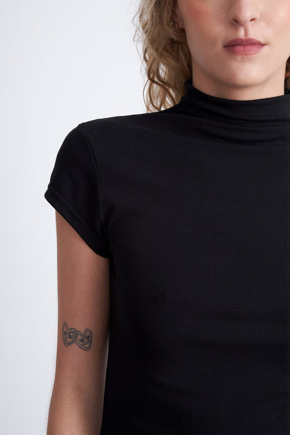 Polera Manga Corta Cuello Alto Negro