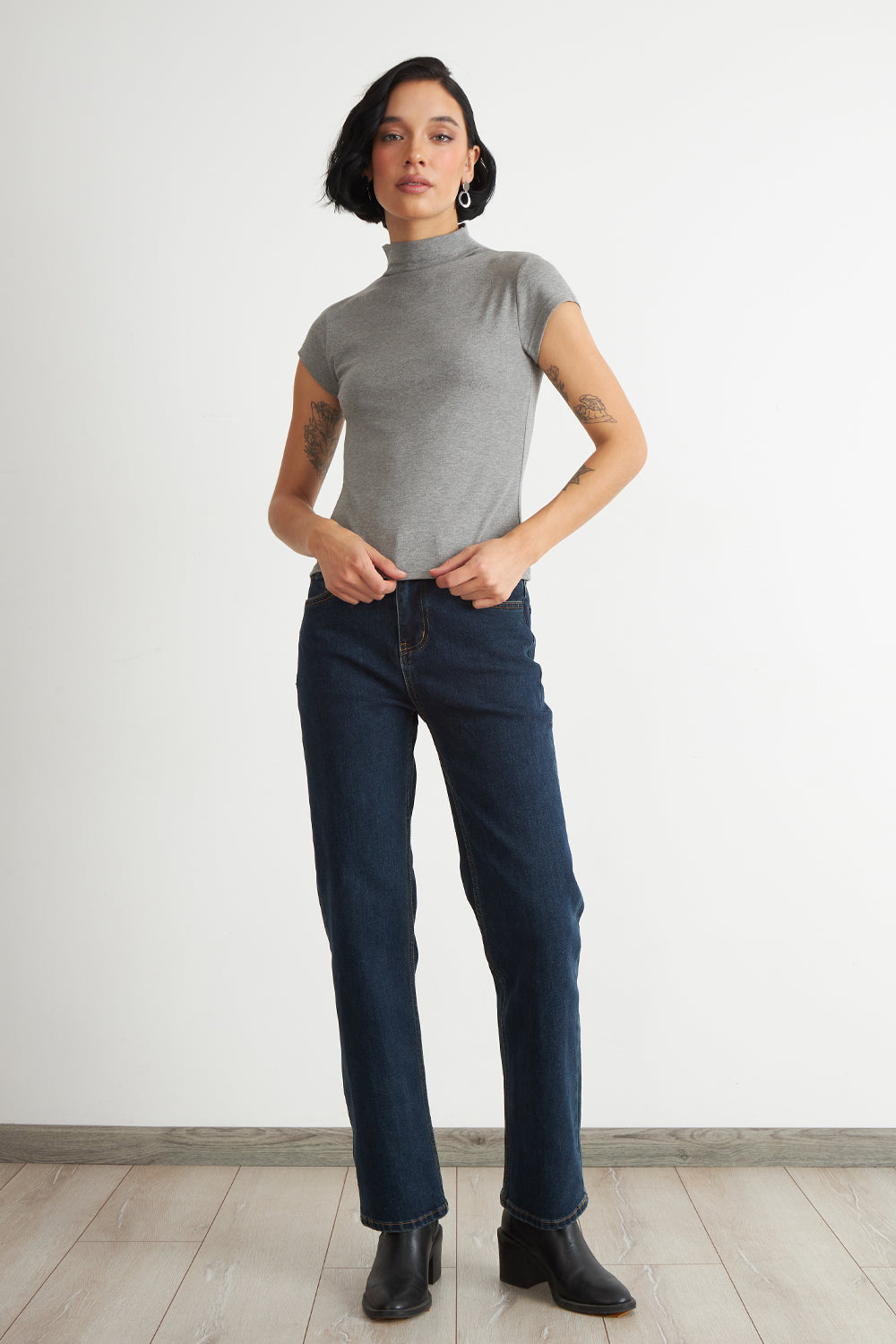 Polera Manga Corta Cuello Alto Gris