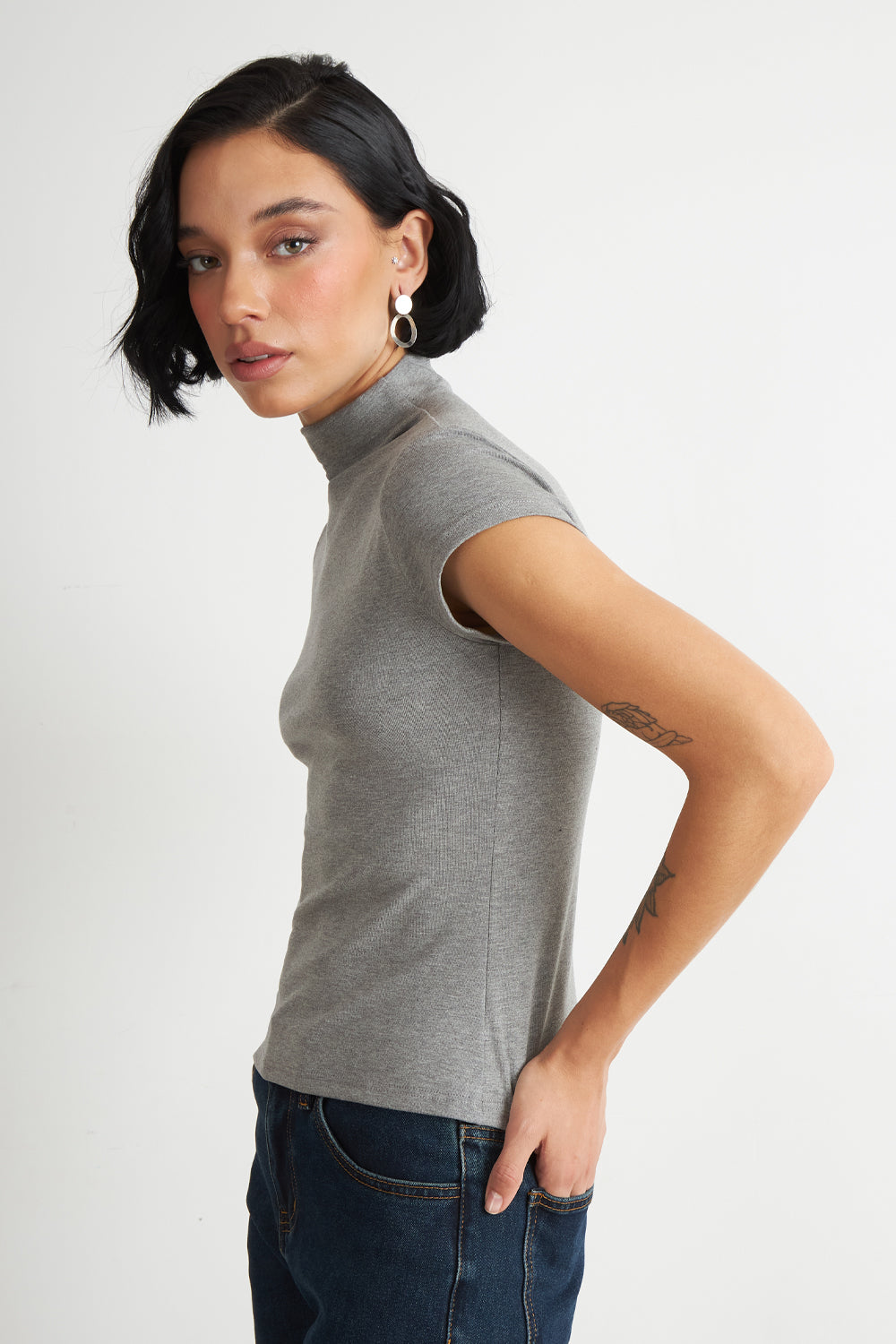 Polera Manga Corta Cuello Alto Gris