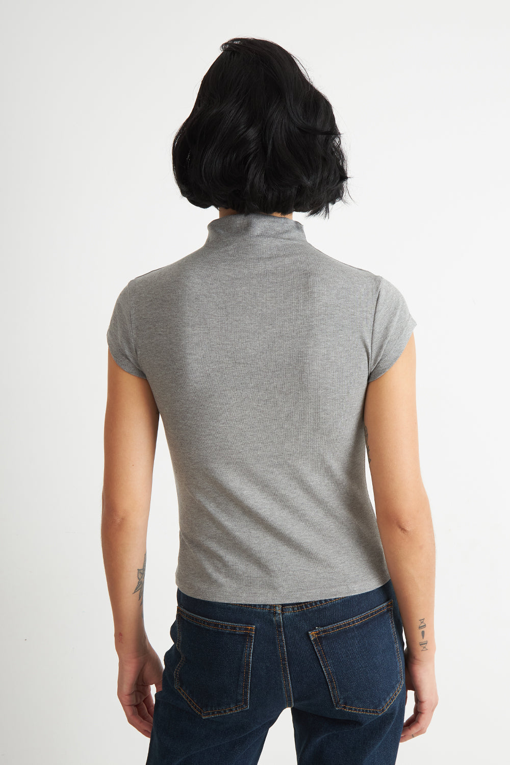 Polera Manga Corta Cuello Alto Gris