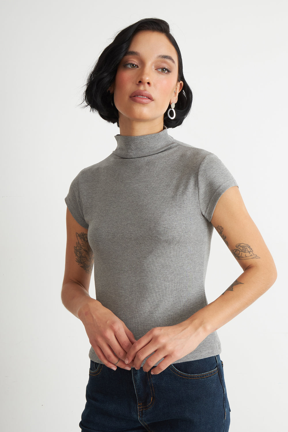 Polera Manga Corta Cuello Alto Gris