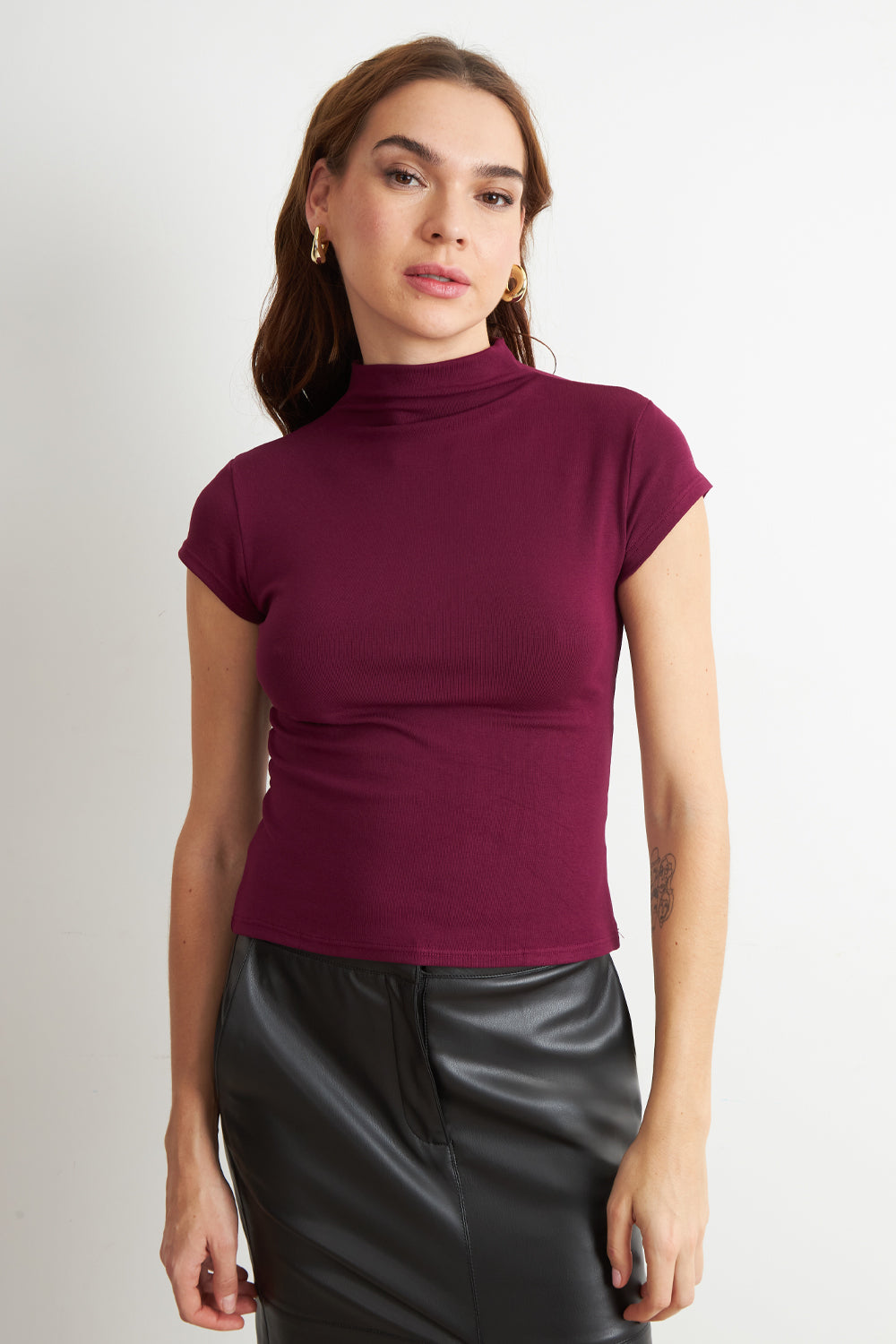 Polera Manga Corta Cuello Alto Burdeo