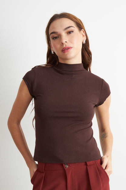 Polera Manga Corta Cuello Alto Café