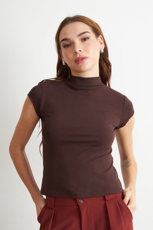 Polera Manga Corta Cuello Alto Café