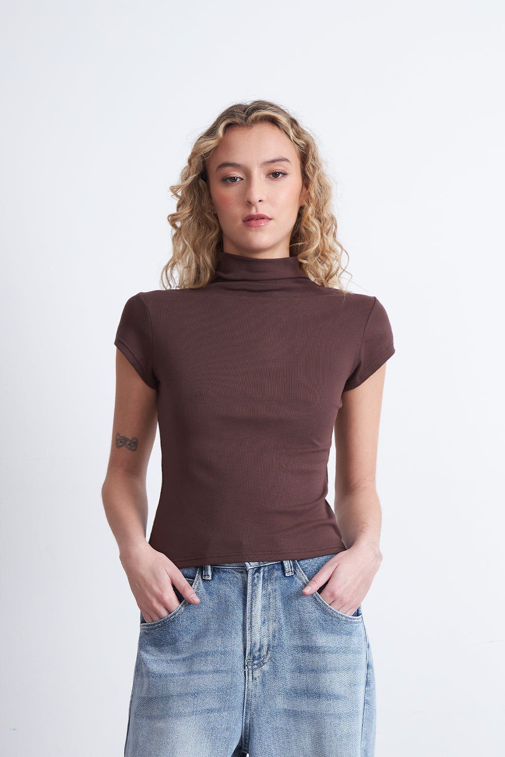 Polera Manga Corta Cuello Alto Café