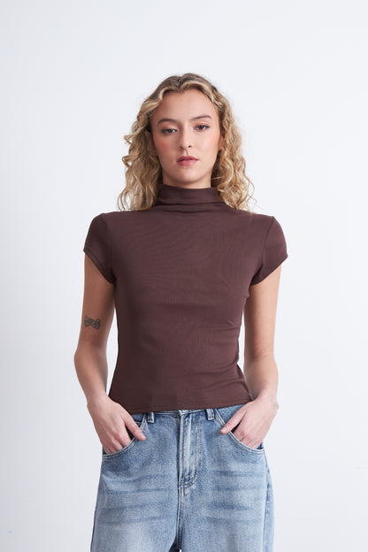 Polera Manga Corta Cuello Alto Café