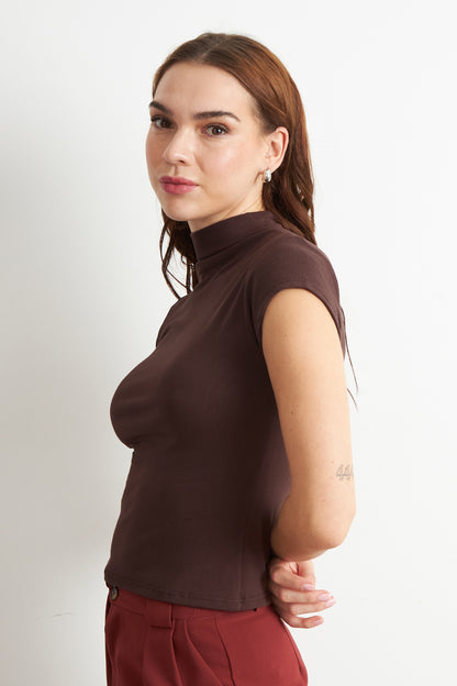 Polera Manga Corta Cuello Alto Café