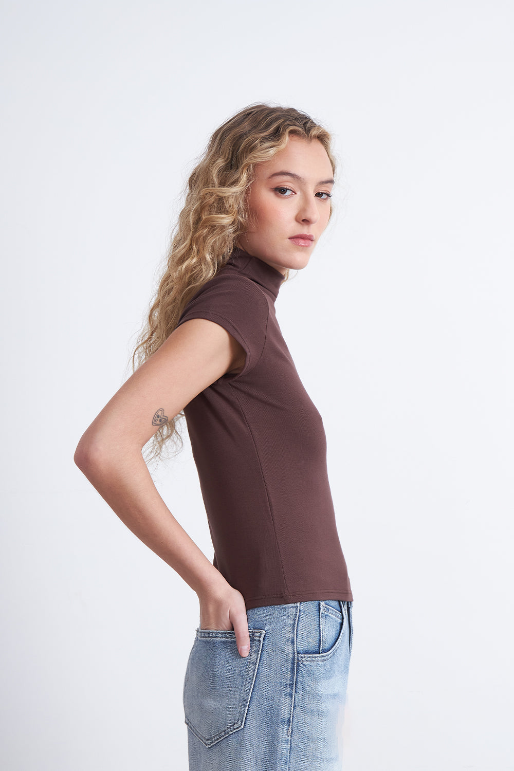 Polera Manga Corta Cuello Alto Café