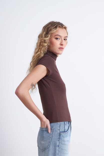 Polera Manga Corta Cuello Alto Café