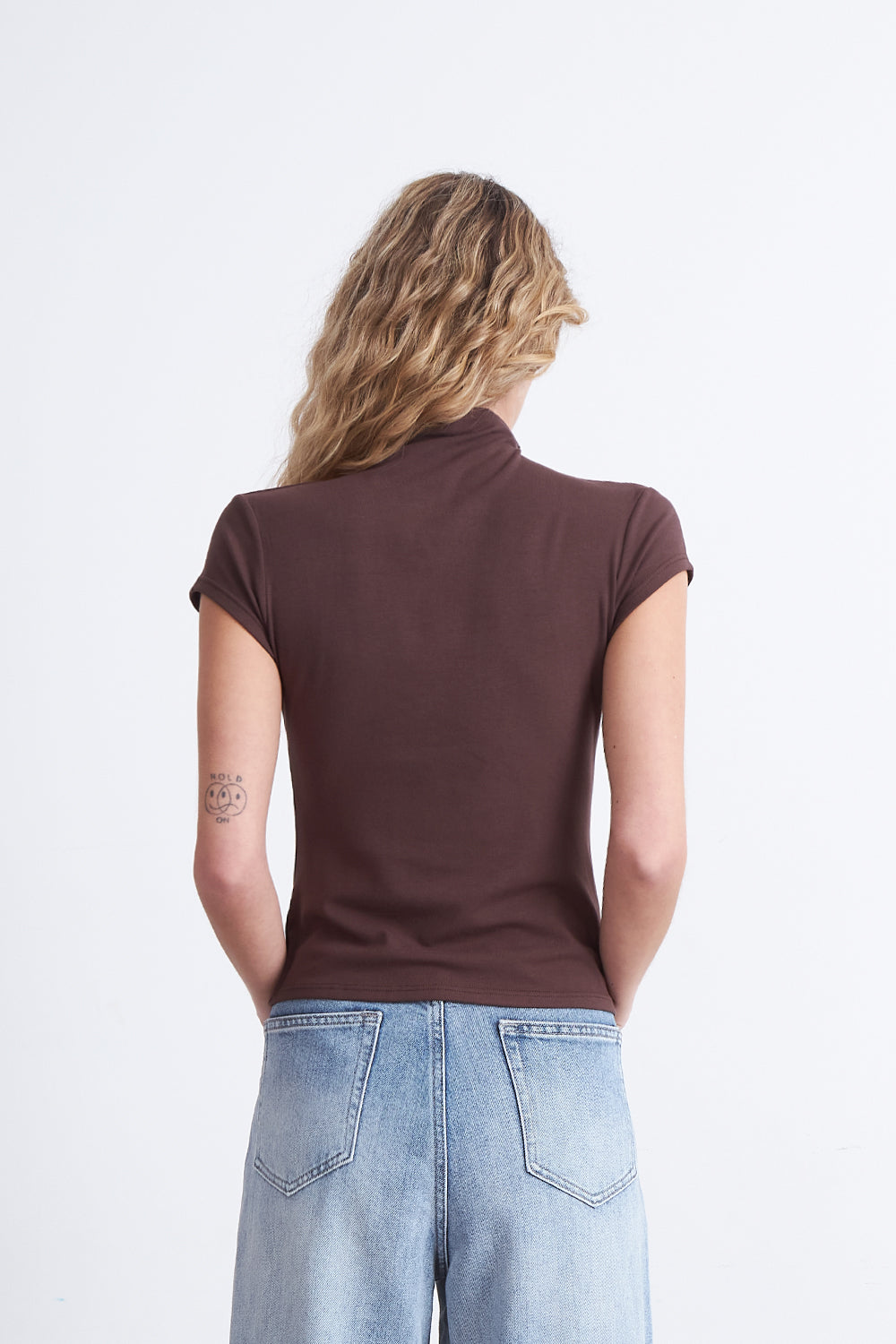 Polera Manga Corta Cuello Alto Café