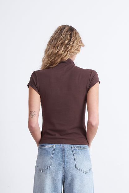 Polera Manga Corta Cuello Alto Café