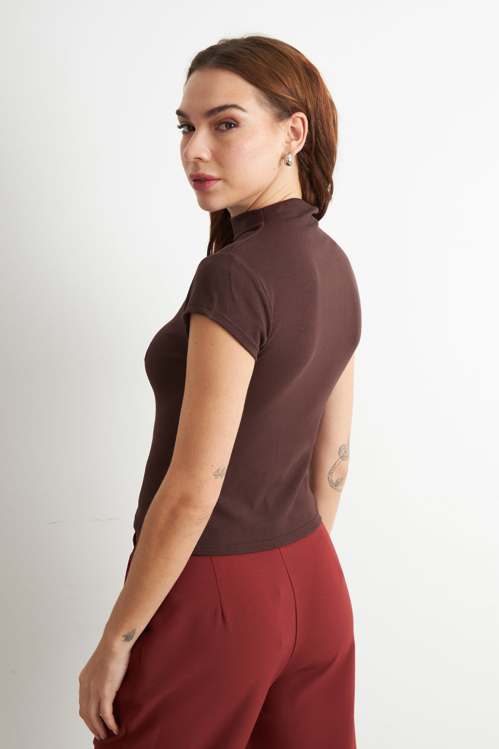 Polera Manga Corta Cuello Alto Café