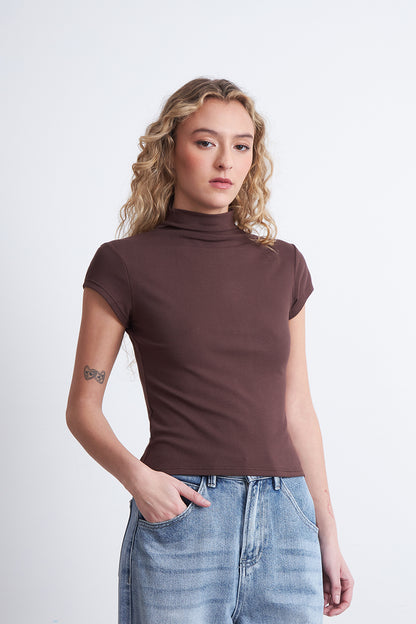 Polera Manga Corta Cuello Alto Café