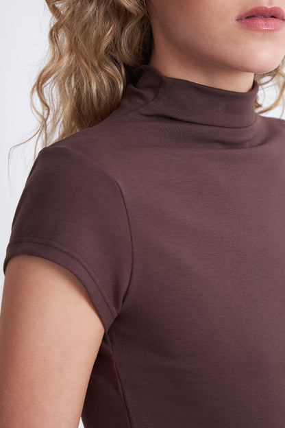 Polera Manga Corta Cuello Alto Café