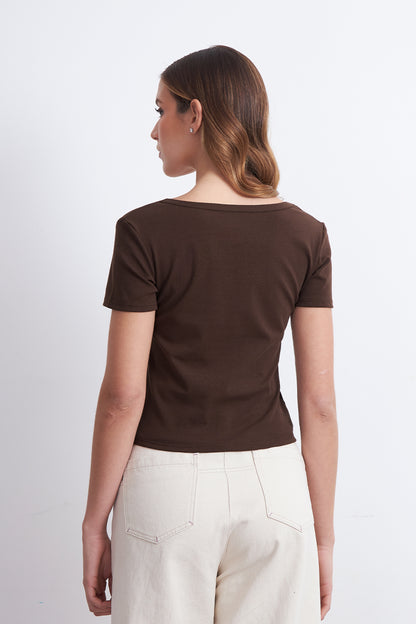 Polera Básica Manga Corta Cuello U Café