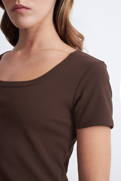 Polera Básica Manga Corta Cuello U Café